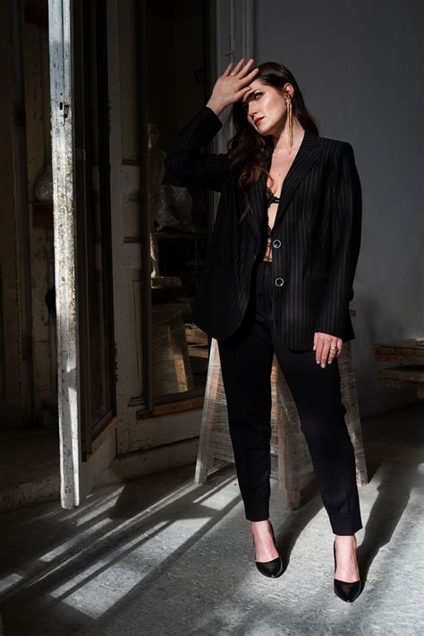 фотосессия в мастерской скульптора длинные серьги черный костюм девушка ...