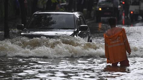 Hujan Seharian Titik Di Tangsel Terendam Banjir Lokasi Longsor