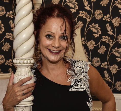 Mooie Rijpe Donkerbruine Het Drinken Champagne In Lingerie Stock Foto Image Of Rijp Drinken