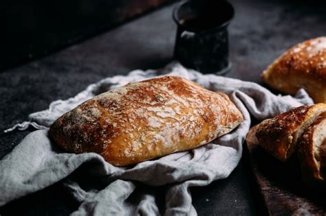 Rebanadas De Pan Ciabatta Casero En Rodajas De Pan Sobre Una Tabla De