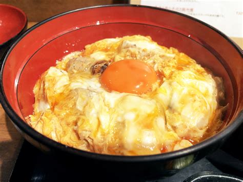 究極の親子丼で人気の新宿『鶏diningandbar Goto』。今日もとろとろ卵の魅力に惹かれた人々の行列ができる｜さんたつ By 散歩の達人