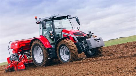 Nouveauté tracteur Massey Ferguson La série MF 5S sur sa rampe de