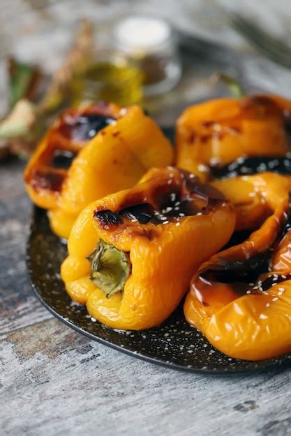 Pimientos De Pimentón Amarillo Al Horno Foto Premium