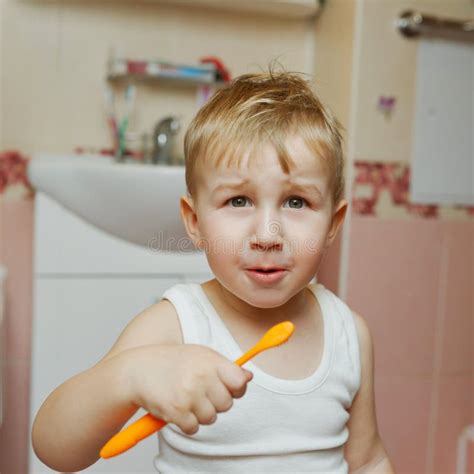 Een Jongen Leert Zijn Tanden Poetsen Met Tandheelkundig Flosser