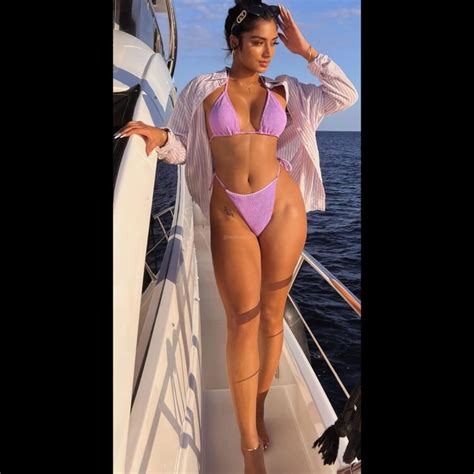 5 Hot Sexy Hannah Thomas Bikini Pics