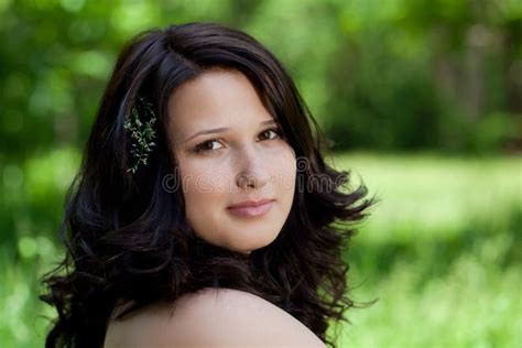 Portret Van Een Mooie Brunette Stock Afbeelding Image Of Gezicht Verzacht 25110497