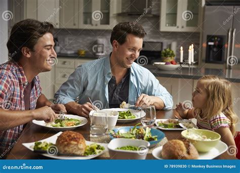 Coppie Maschii E Figlia Gay Che Pranzano Nella Loro Cucina Fotografia Stock Immagine Di