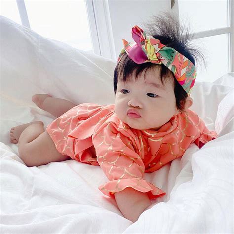 Con gái Đông Nhi diện bikini khoe bụng phệ nằm sấp tập bơi lộ thân hình mẹ bỉm mê tít