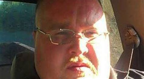 Costringe La Nipote Di Anni A Vedere Film Porno E Abusa Di Lei Usando Sex Toys Zio In Manette