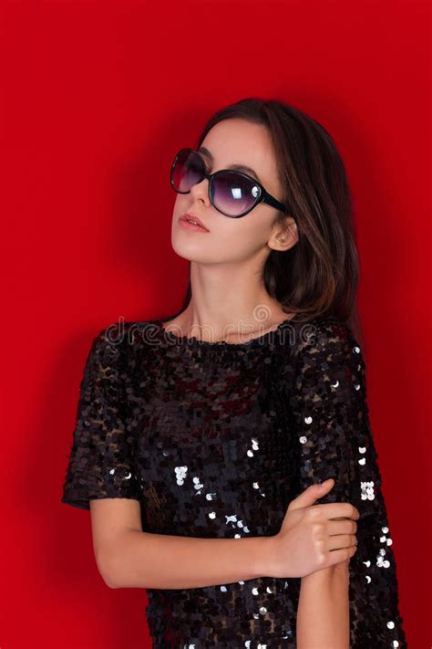 Mooi Donkerbruin Meisje In Een Zwarte Kleding En Zonnebril Brunette Met