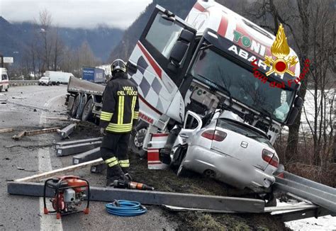 Incidente stradale ad Arsiè Belluno scontro tra auto e camion un morto