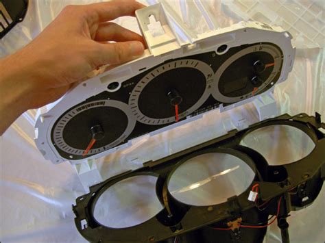 Замена лампочек приборной панели Мазда 3 (ВК) 2003 — 2009