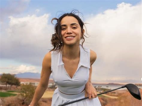 Influencer causa polémica por lucir bikini con bandera y escudo nacional