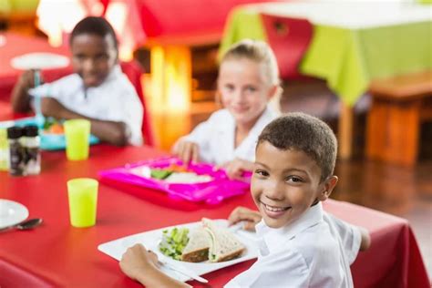 Niños Comiendo Colegio Fotos De Stock Imágenes De Niños Comiendo