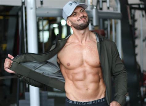 Allenamento In Casa Basta Anche Un Manico Di Scopa Per Fare Muscoli Gay It