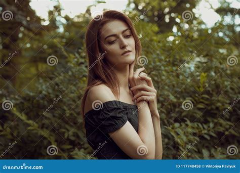 Vestito D Uso Dalla Ragazza Castana Adorabile Con Le Spalle Nude Posanti Fotografia Stock