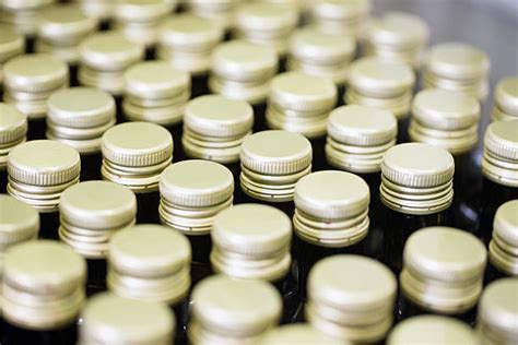 Более 2 900 работ на тему «завинчивающаяся крышка»: стоковые фото ...