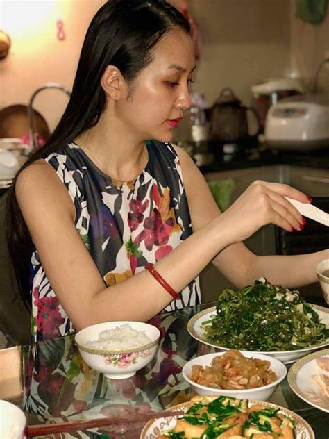 Tuấn Hưng hãnh diện khoe bữa cơm được vợ đảm hot girl vào bếp nấu