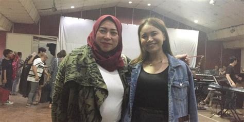 10 Hot Sexy Melly Goeslaw Bikini Pics