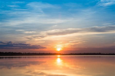 Atardecer En El Lago Hermosa Puesta De Sol Detr S De Las Nubes Sobre