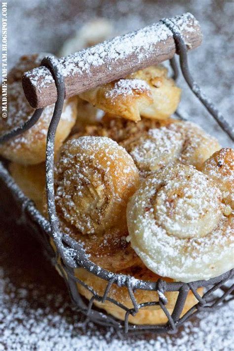 Süße Blätterteigschnecken mit Zimt Datteln Apfel und Kaki von Naschen