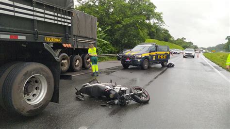 Acidente entre moto e caminhão em Morretes deixa um morto e interdita