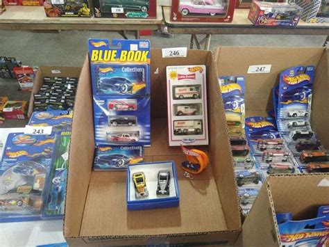 Hot Wheels 2002 Collectors Book W 3 Gift Packs Ornament Assiter Auctioneers
