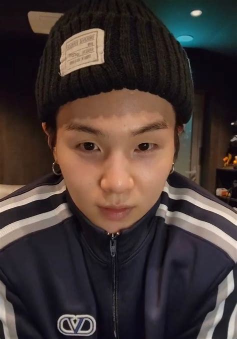 Bts Community Posts こんにちは💙🤍suga いつもwliveのスタイルがsugaらしくて、コメントをひたすら読んでるの