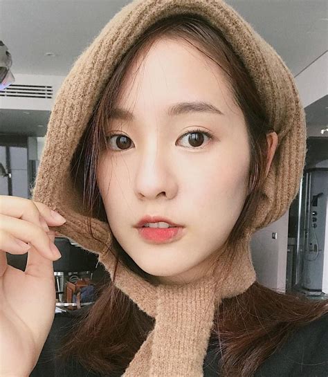 Tưởng cầu kì nhưng đồ makeup hàng ngày của hot girl số Thái Lan Pimtha lại đơn giản vô cùng