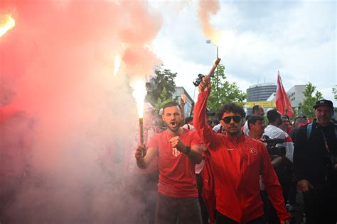 Dortmund Obojen U Crveno Navija I Turske Napravili Sjajnu Atmosferu