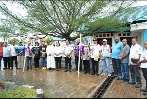 Sambut Pekan Suci Perayaan Paskah Pemkab Mappi Pasang Salib