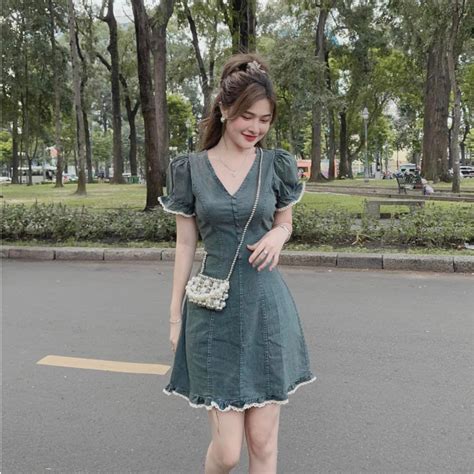 VÁY BÒ CỔ TIM TAY BỒNG HOT HITFREESHIPĐầm jeans tay bồng cổ tim đính cúc bọc bèo gấu C