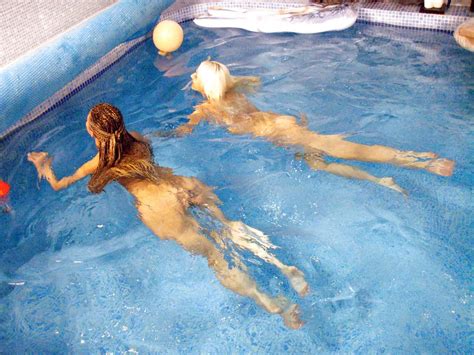 Underwater Shaved Pussy XXX Dessert Picture