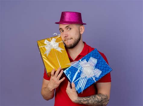 Impresionado Joven Guapo Partido Eslavo Con Sombrero De Fiesta