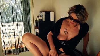 Mamá se está divirtiendo con el hijo mirando XVIDEOS