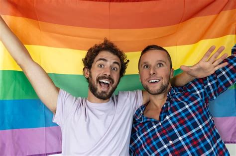 Dos J Venes Amantes Gay Mir Ndose Cari Osamente Dos J Venes Amantes Masculinos De Pie Juntos