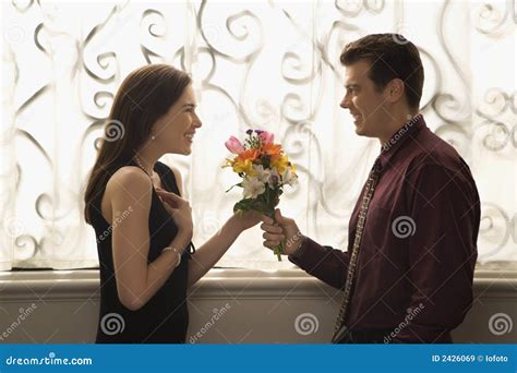 Homme Donnant Des Fleurs De Femme Image Stock Image Du Heureux