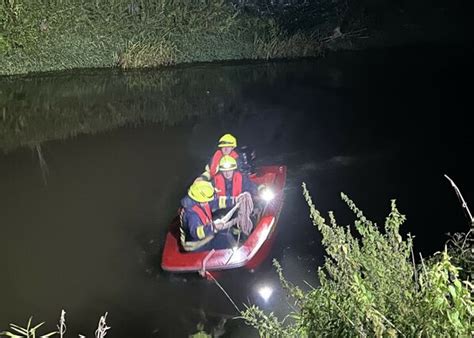 Alfelder Zeitung Passanten Und Feuerwehr Retten Person Aus Der Leine