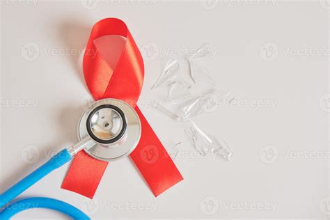 Cinta Roja Y Estetoscopio Médico Azul Concepto De Salud Y Sexo Seguro 16645265 Foto De Stock En