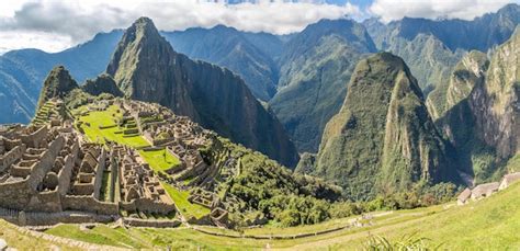 Vista panorámica desde la cima de las antiguas ruinas incas y wayna