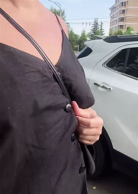 Masturbation publique risquée dans un bus et exhibition en plein air Une cougar MILF sexy à la