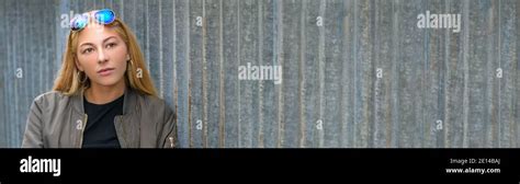 Fille Blonde Yeux Marron Banque De Photographies Et Dimages Haute R Solution Page Alamy