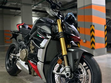 Купить б у Ducati Streetfighter V4 в Москве чёрный naked bike 2023 года по цене 4 400 000