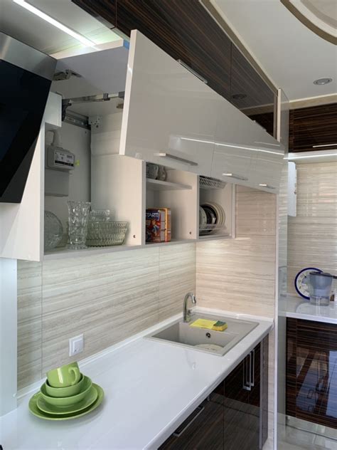 Кухня угловая двухъярусная