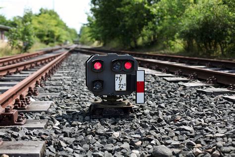 gleise signal schienen kostenloses foto auf pixabay