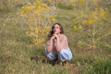 Jolie Jeune Femme Blonde En Jeans Et Bottes En Chemise Rose Croustillant En Arri Re Plan Dans Un