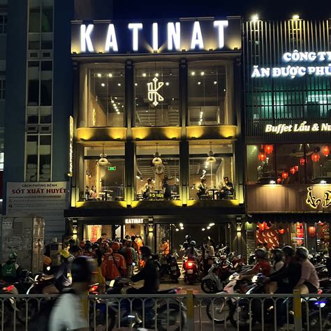 Giới trẻ TP HCM đổ xô đi săn chiếc ly cầu vồng đang hot hàng dài người xếp hàng mòn mỏi chờ mua