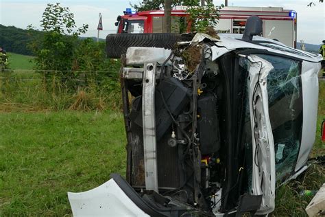 20 jähriger Fahrer kracht mit Auto gegen Baum und überschlägt sich