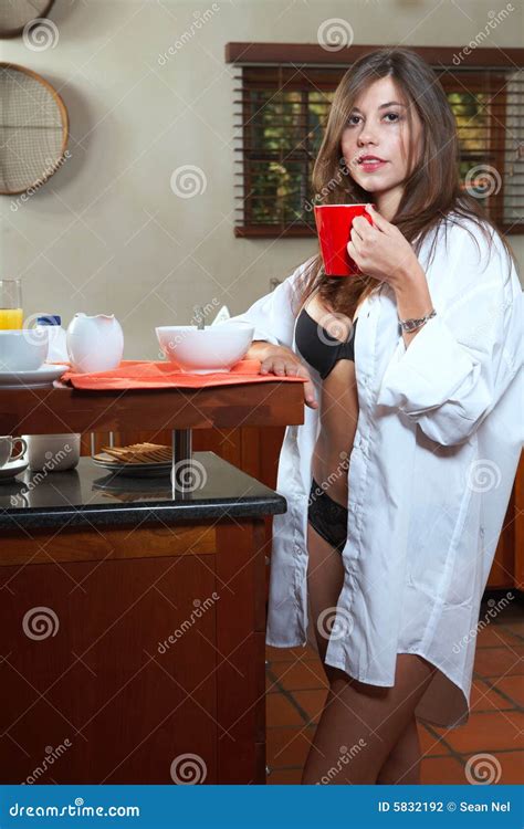 Brunette Sexy Che Mangia Prima Colazione Fotografia Stock Immagine Di Salute Adulto