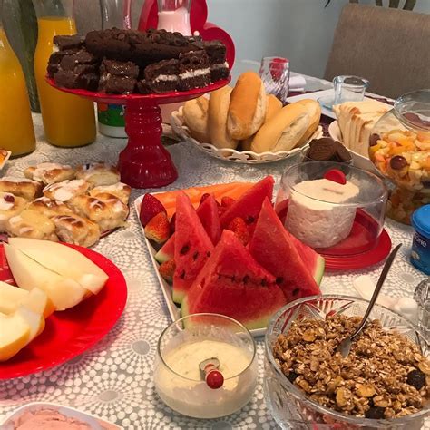Mesa Do Dia Com Louças Rosa E Branca